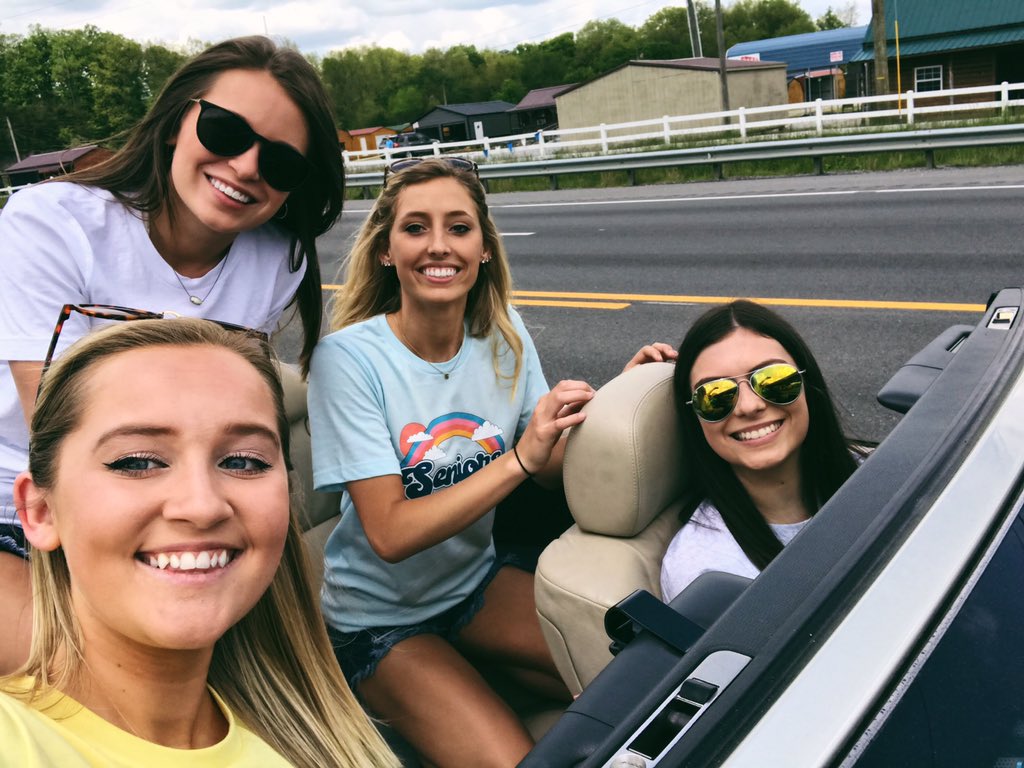 maggiemcardle2's tweet photo. go jags #grads https://t.co/TY7H9qdqoM