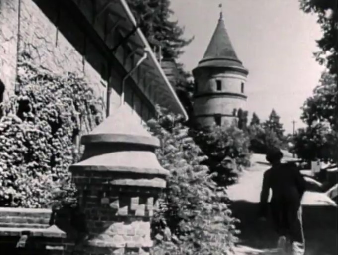 Today I'll focus on poets filmed & filming in Golden Gate Park in the years prior to the Be-In. We already looked at James Broughton, who filmed Loony Tom by the Murphy Windmill in '51. Here's more shots from that film that might be the park; I can't tell.  https://twitter.com/HellOnFriscoBay/status/1254116748397182976