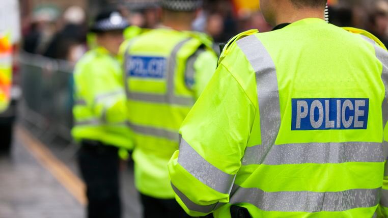 SherrieRomany's tweet photo. Same police force where dog chewed innocent Travellers leg on command.. but got not guilty... #patternEmerging Second West Midlands Police officer suspended over claims of excessive use of force
https://t.co/tFg0zrwseD https://t.co/5ED4mnVEdh