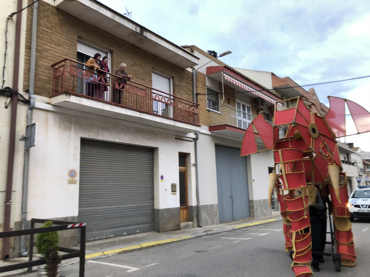 Titelleslleida's tweet image. Alpicat!
Ens heu emocionat molt veient-nos #desdecasa aquest vespre.
Ha sigut molt bonic veure-us i tornar a fer el que més ens agrada que és actuar 👳🏻‍♂️🙏🏽
Cuideu-vos molt i segur aviat ens retrobem als carrers. GRÀCIES @AjAlpicat 
#ttpbolos