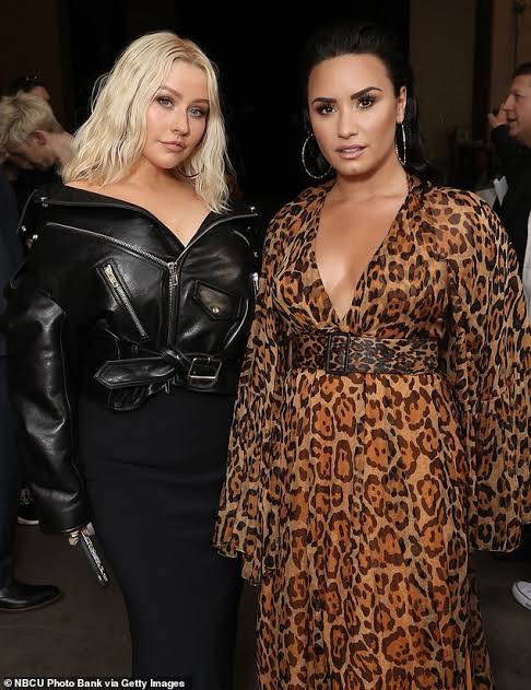 fighterslatam's tweet image. 2 years ago powerhouse vocalist Christina Aguilera released the Grammy Award nominee &amp;amp; feminist anthem #FallinLine ft another great vocalist, Demi Lovato.
