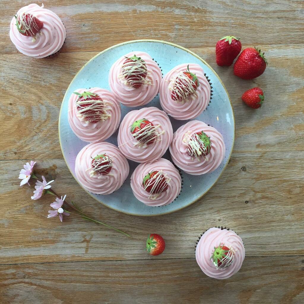 thecopperspoon's tweet photo. Cornish strawberry cupcakes ๐
.
.
.
#marazion #vegancupcakes #strawberrycupcakes #strawberrycupcake #strawberryseason #freshstrawberries #cornishstrawberries #strawberry #cornishgrown #eatlocal #shoplocal #independantcafe #coffeeshopsoftheworld #vegeโฆ https://t.co/p7sCJ700wK https://t.co/9BRmPbhZ7c