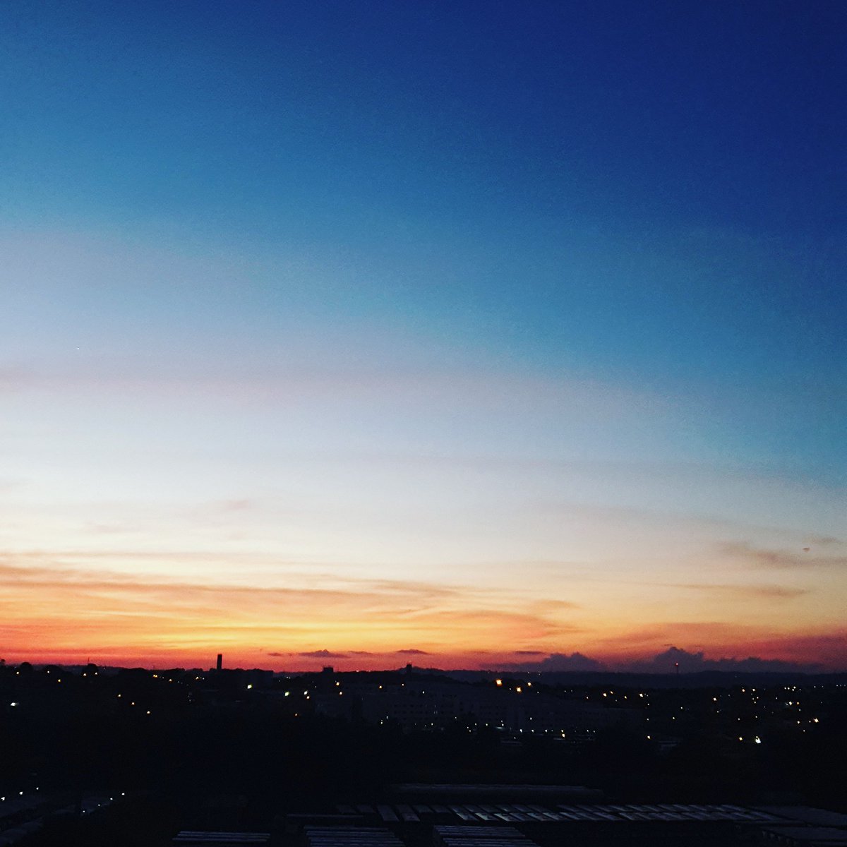 leonardomacario's tweet photo. Que pôr do sol bonito!
E assim vamos nos despedindo deste dia e torcendo para amanhã mais um novo belo dia!
#finaldodia #pordosol #Goiânia https://t.co/uxKsy2hpHl