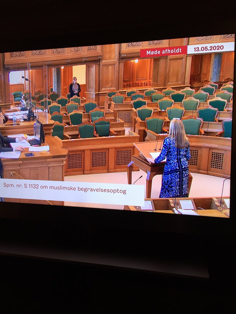 HyllestedThomas's tweet image. Kors i røven hvor har denne kirkeordfører mange spændende spørgsmål om bl.a.  sangere og forfattere, levende som døde. Bedre underholdning fås ikke på andre kanaler end Folketingets egen   #detvarenlørdagaften #korsirøven #denlilleanemone