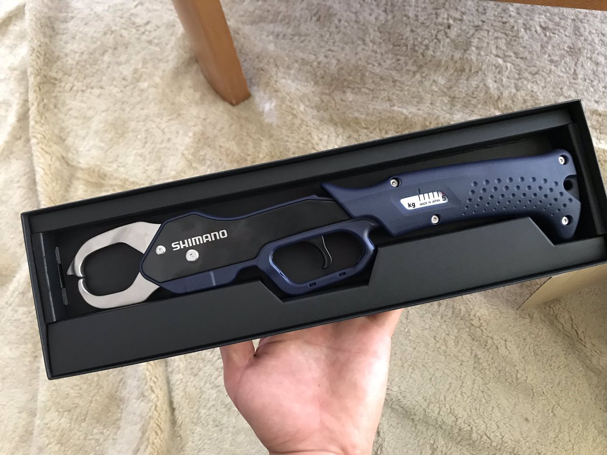 江天 上品な箱から出てきたのは シマノ新作のフィッシュグリップです ง D ง めっちゃごつくて重いです笑 家にある計りに乗せたら412gでした ˊᵕˋ それでも握りやすいですし 重さも測れますし 何よりカッコ良いです T Co Rnsw64zoyk