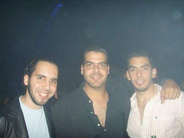 Fotos del recuerdo de Facebook. 

Nayib, un hijo de millonario. Fue dueño de una discoteca donde iban todos sus primos que ahora forman parte de su partido y del gobierno. 
En la primera foto está Xavi Zablah Bukele, el presidente de Nuevas Ideas. 

Ricos que critican protestas.