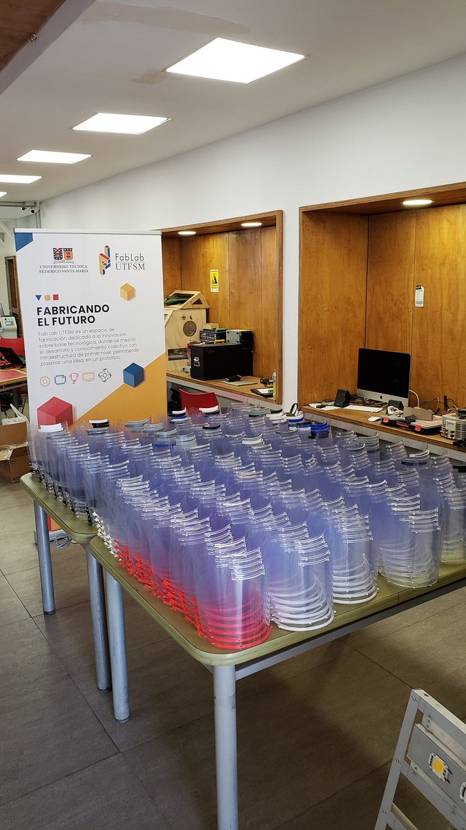 cdbolsillo's tweet photo. Acabamos de entregar los primeros 1500 escudos faciales para el personal médico y administrativo del @ElCarmen_Hosp 
Trabajo realizado por el @fablab_utfsm con el apoyo de @cdbolsillo 
Gracias al equipo de voluntarios/as que diariamente trabajaron para cumplir con esta meta. https://t.co/6OTBMriqCC
