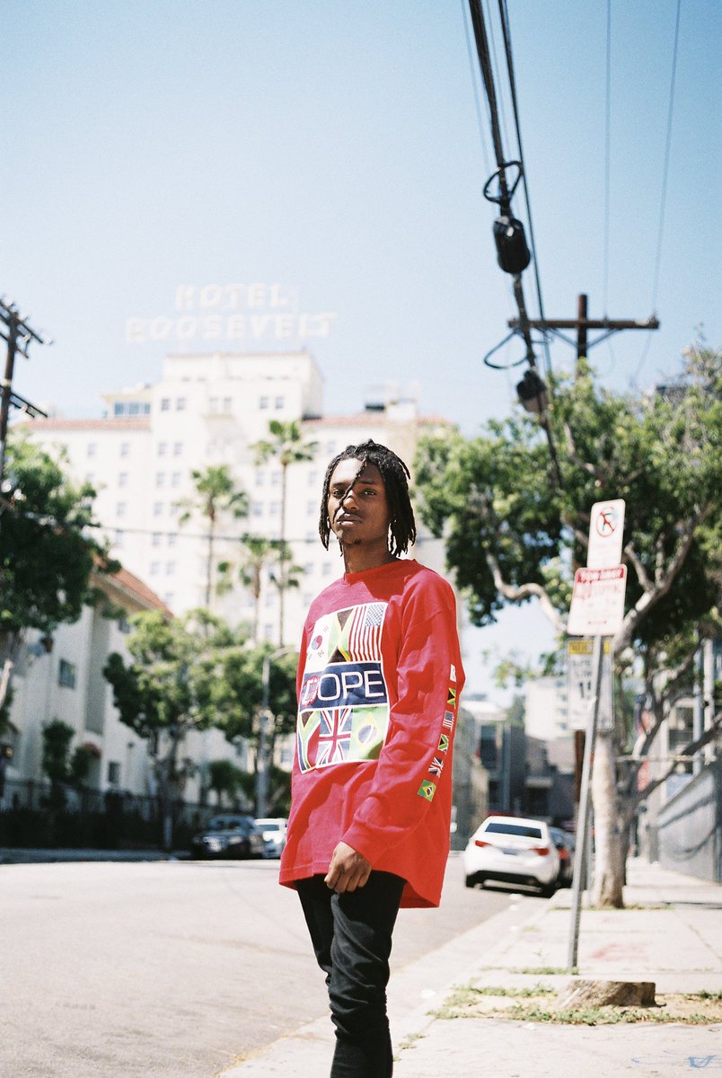 casiewndl's tweet photo. Chris Thompson around Hollywood 
@christhmpson @DOPE https://t.co/PKcS5uV0ks