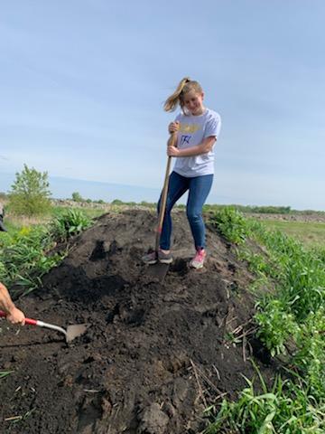 NevadaFFA's tweet photo. Ariana Chappell getting some good top soil from Nevada FFA for her dahlia flower bed she constructed for growing dahlias and flowers will be entered at Iowa State Fair @IowaStateFair #plants #SupervisedAgExperience #soil #nevadacubpride https://t.co/vXai5zEIFc