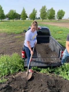 NevadaFFA's tweet photo. Ariana Chappell getting some good top soil from Nevada FFA for her dahlia flower bed she constructed for growing dahlias and flowers will be entered at Iowa State Fair @IowaStateFair #plants #SupervisedAgExperience #soil #nevadacubpride https://t.co/vXai5zEIFc