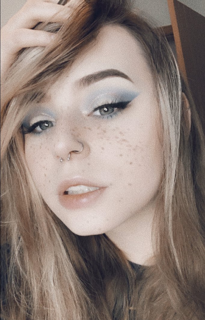 snakexer's tweet image. I did a pretty blue loon today with the Afrique pallet by @juviasplace ,the mini conspiracy pallet by @shanedawson and @JeffreeStar and lastly the precious stone pallet by makeup revolution 🦋💦💙 #makeup #JeffreeStarCosmetics #shanedawson