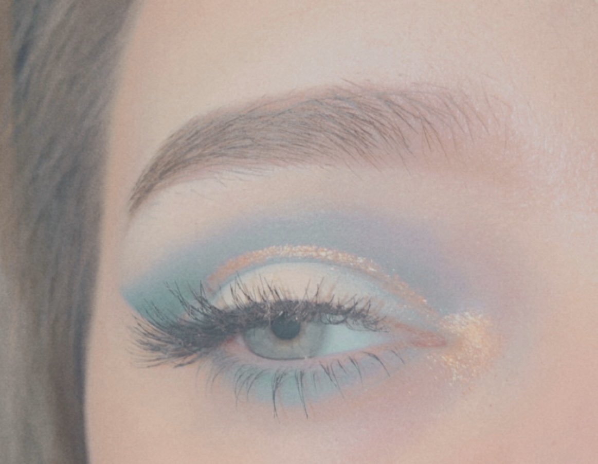 snakexer's tweet image. I did a pretty blue loon today with the Afrique pallet by @juviasplace ,the mini conspiracy pallet by @shanedawson and @JeffreeStar and lastly the precious stone pallet by makeup revolution 🦋💦💙 #makeup #JeffreeStarCosmetics #shanedawson