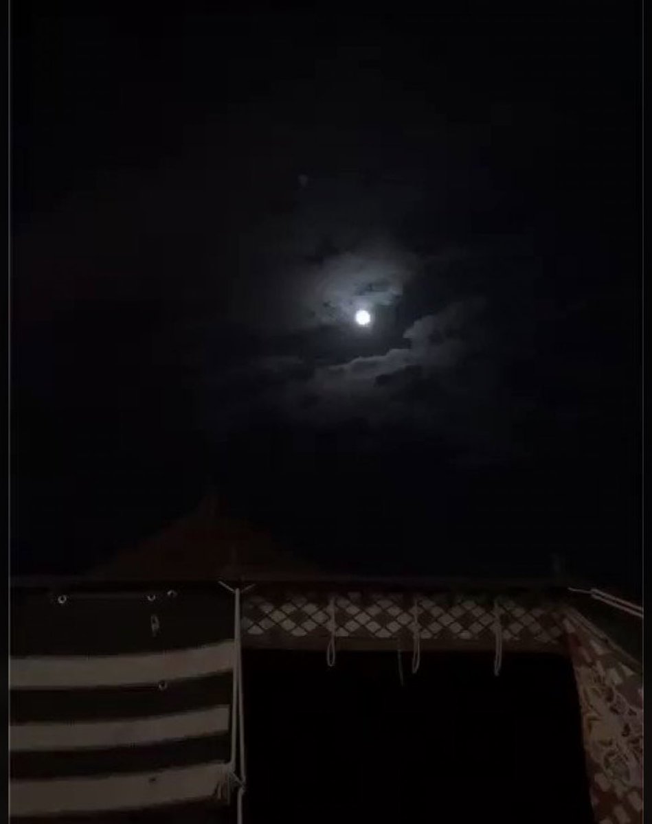 اختار وين اللقى يا حلمي الأجمل 
على كفوف القمر ولا على الغيمة؟