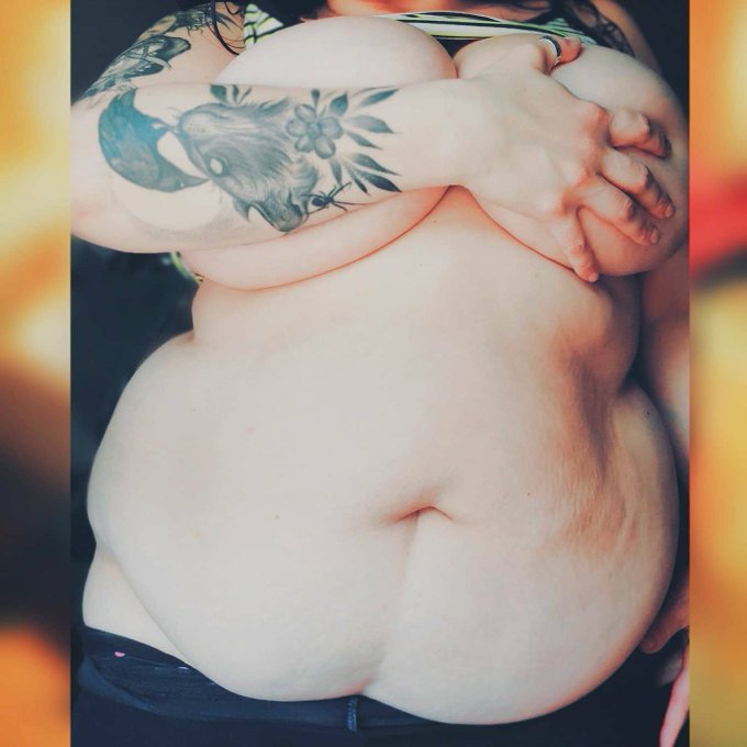 Self portrait. #plussizemodel #stretchmarks #Loveyourself #loveyourbody https://t.co/r2uxPfF0vL<a href="/tag/plussizemodel"class="tags">#plussizemodel</a><a href="/tag/stretchmarks"class="tags">#stretchmarks</a><a href="/tag/loveyourself"class="tags">#Loveyourself</a><a href="/tag/loveyourbody"class="tags"><span>#loveyourbody</span></a>