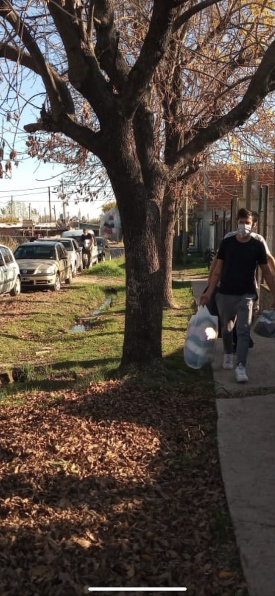 NicoMellino's tweet photo. Hoy, la Comisión Directiva de la Soc de Fomento José Hernández realizó colecta d donaciones que luego entregó a comedores y vecinxs d Ezpeleta.

La solidaridad de los clubes d barrio!

Pilar fundamental en la construcción 
de una sociedad más justa y con igualdad de oportunidades https://t.co/YAmasqn1BH