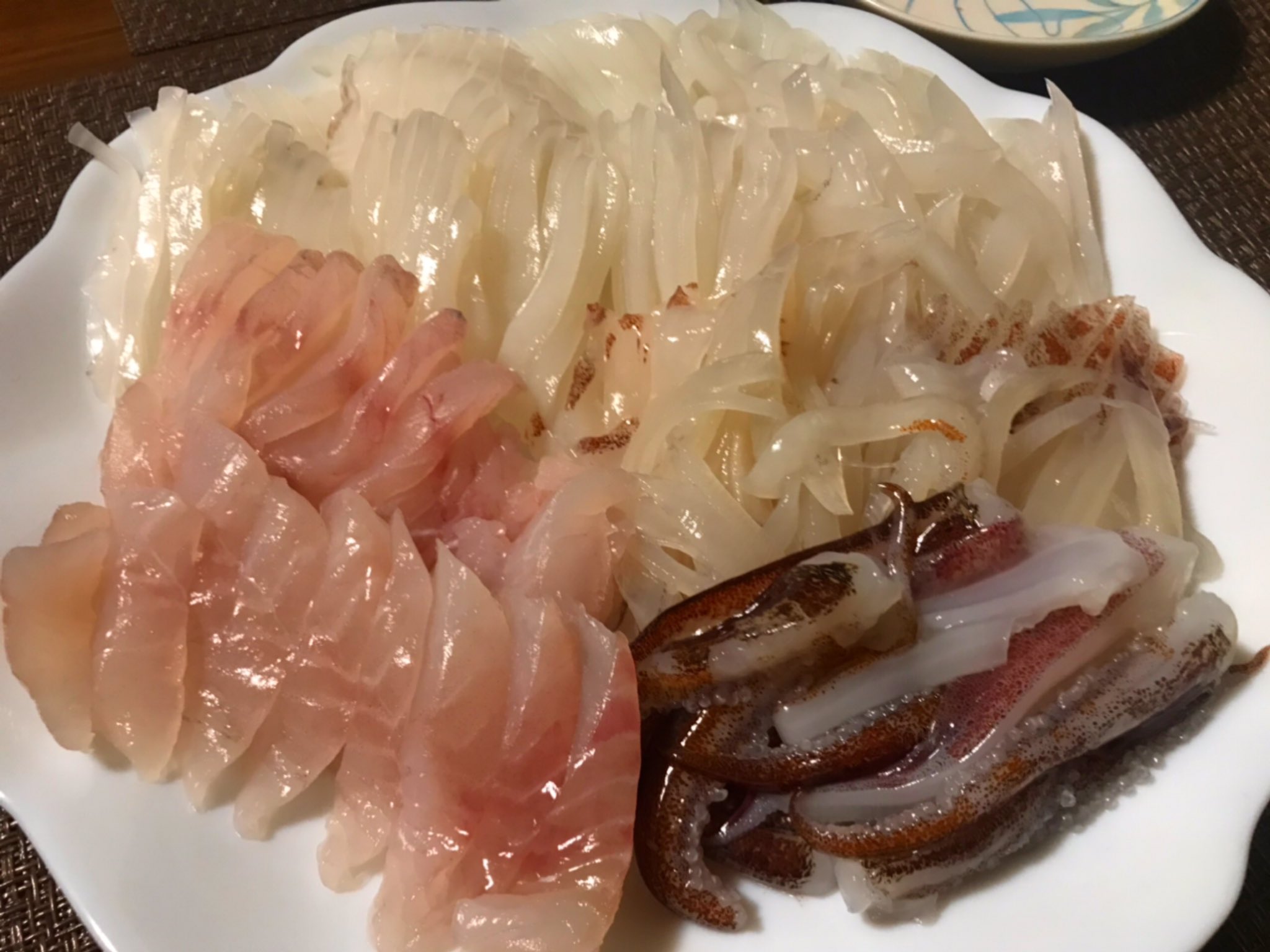 تويتر 901 على تويتر 昨夜のおうちごはん ヤリイカ刺身 メバル刺身 サバの塩焼き さっとボイルして玉ねぎと合わせたイカマヨも ヤリイカは身が柔らかくて甘くて最高っすねー 外道でメバルとサバも来たので ついでにご馳走様です T Co Ayiic093rw