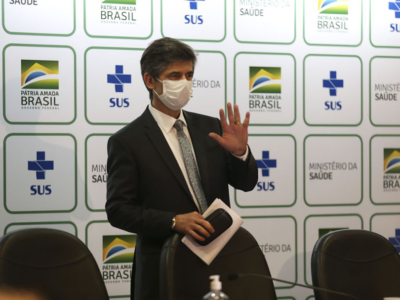 ABRASCO's tweet photo. #Clovid19 Com a queda de Teich, o general Pazuello, secretário-executivo indicado diretamente por Bolsonaro, está como interino no cargo de maior autoridade sanitária do país. Após o anúncio, entidades manifestaram-se por declarações à imprensa e notas. https://t.co/FXCG5gpH4C https://t.co/GEaTHbvzvL