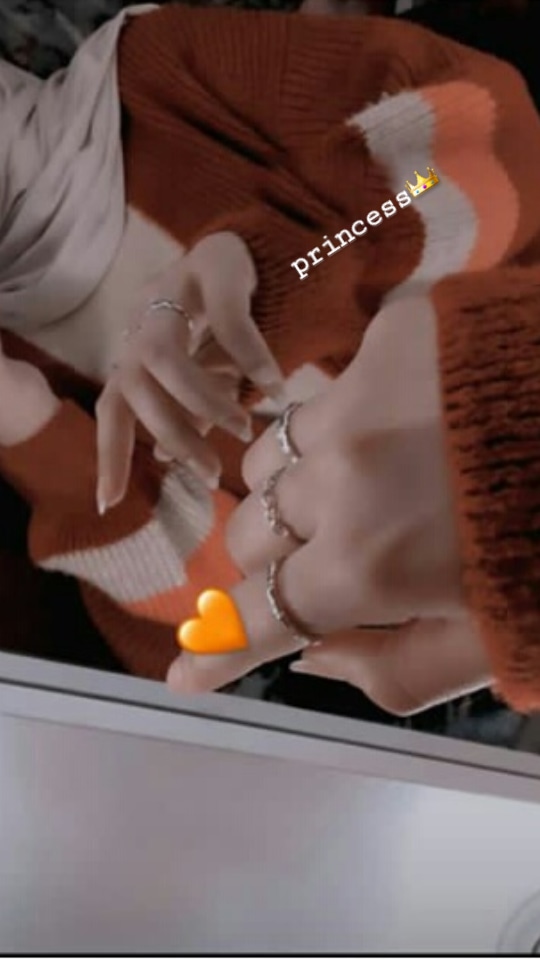 إنما الناس لطفاء بحجم المصلحه فلا تتعمق🙃