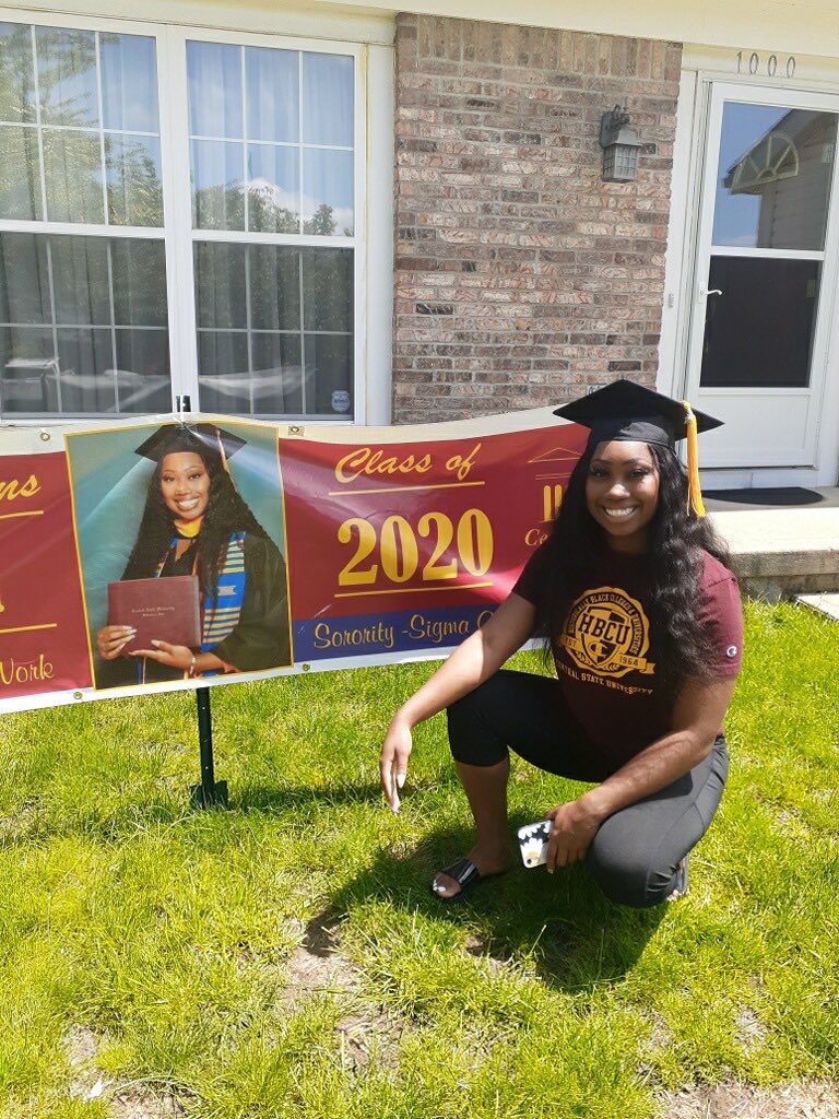 Shortie_queen's tweet photo. Today was so much fun , graduation actually wasn’t bad✌🏾🎓 https://t.co/yXDezzLOF5
