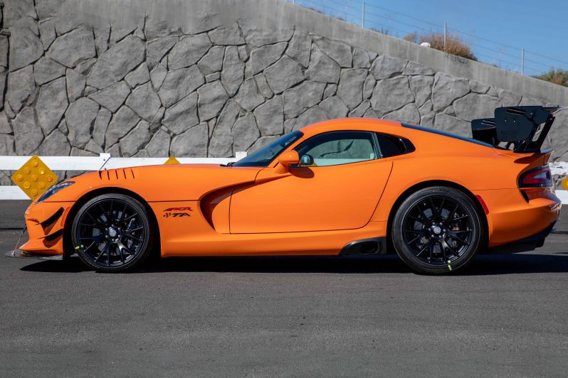 CarWaffle's tweet photo. Rare one-of-ten 645hp #Dodge Viper GTC ACR Time Attack is up for auction, has just 130 miles on the clock 😍😍 https://t.co/kAr79liwNC https://t.co/1b9ft1qWIy