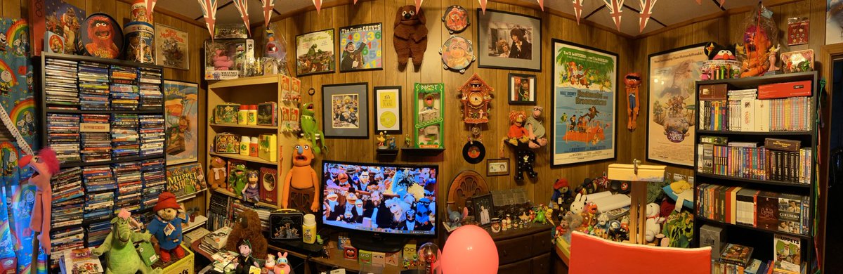 Russ_Graves's tweet photo. Thank you to @VictoriaLabalme, @TheFrankOzJam, Dave Goelz, @billbarretta, Fran Brill for remembering Jim Henson on this day 💚 @debragoelz - This is my workspace #JimHenson #MuppetGuysTalking https://t.co/X6jPEVAJUp