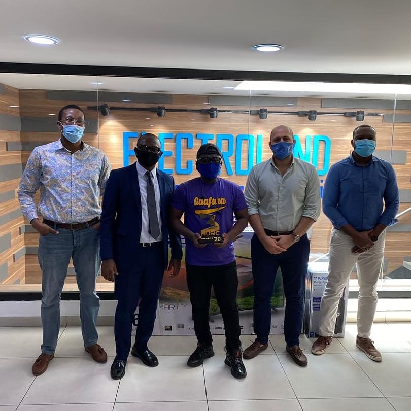3musicAwards's tweet photo. From Upper East to a national Winner
We met the Upper East sensation and young rapper, @SoorebiaGh at the @Electrolandgh office to present his Award and special @Nascoghana prizes
#3musicawards20
#stayathomeedition
#hereforthemusic https://t.co/1QScbowLZv