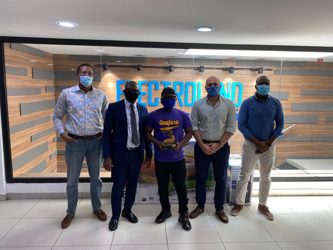 3musicAwards's tweet photo. From Upper East to a national Winner
We met the Upper East sensation and young rapper, @SoorebiaGh at the @Electrolandgh office to present his Award and special @Nascoghana prizes
#3musicawards20
#stayathomeedition
#hereforthemusic https://t.co/1QScbowLZv