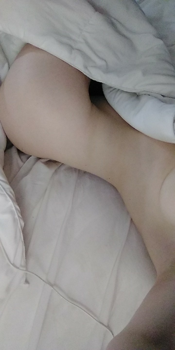 #cumslut #horny #pussy #ass #wet #horny Laying in bed sexting, smoking and relaxing. That's definitely my kind of night. Follow me and retweet for a nude sent to your dm ;) https://t.co/Wk4SkSc3N5