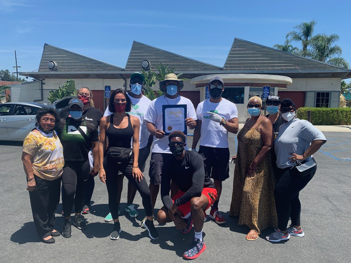AsmMikeGipson's tweet photo. What an amazing mask giveaway we had in #Watts earlier 2day. Hundreds of families were provided w/ free surgical/non-surgical face masks including our first responders at @LAPDSoutheast. S/O 2 #PullUpNeighbor, #ComptonAdvocates, our #AD64 Commissioners and the @WLCAC. God is good https://t.co/7ZNKozTZwh