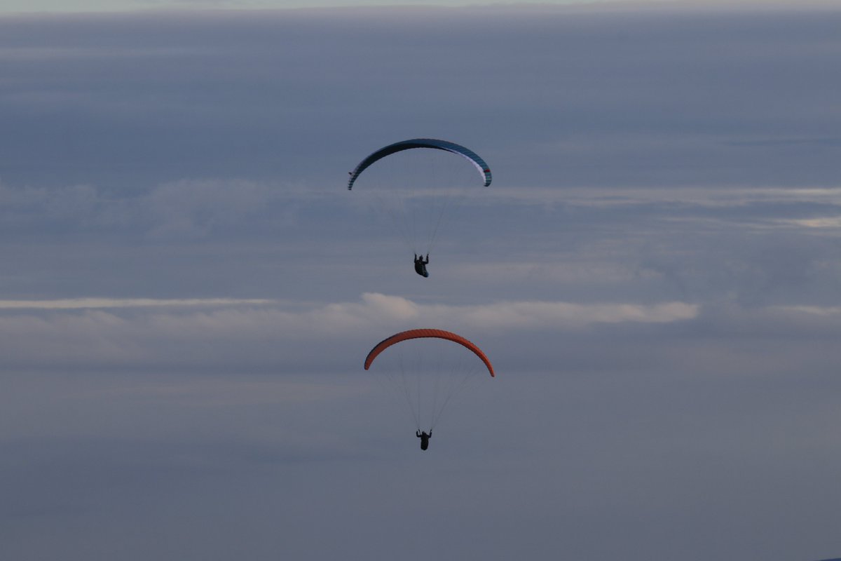 canonman15's tweet photo. Paragliding up on the Long Mynd In the beautiful evening sunset.
#paragliding #paragliders #longmynd #Shropshire #flying #sunsetphotography  #Shrewsbury  #wing # https://t.co/i7rWgcNjoz