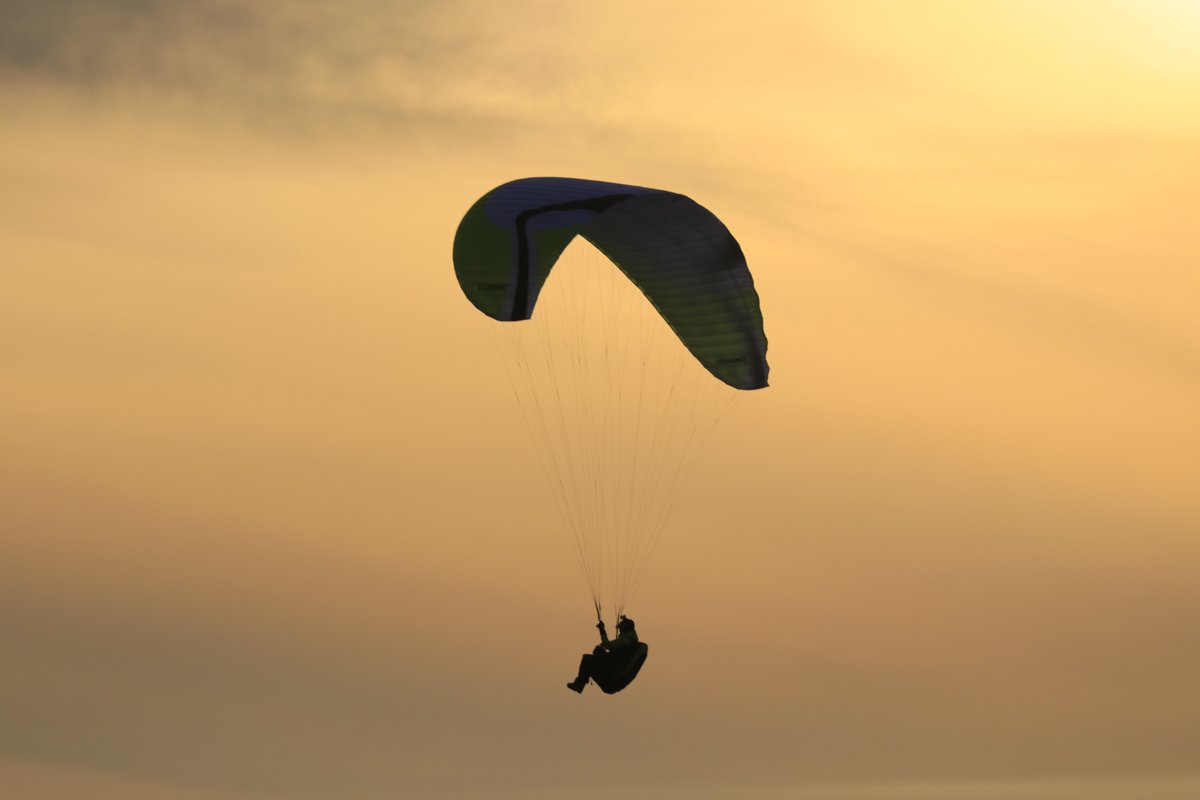 canonman15's tweet photo. Paragliding up on the Long Mynd In the beautiful evening sunset.
#paragliding #paragliders #longmynd #Shropshire #flying #sunsetphotography  #Shrewsbury  #wing # https://t.co/i7rWgcNjoz