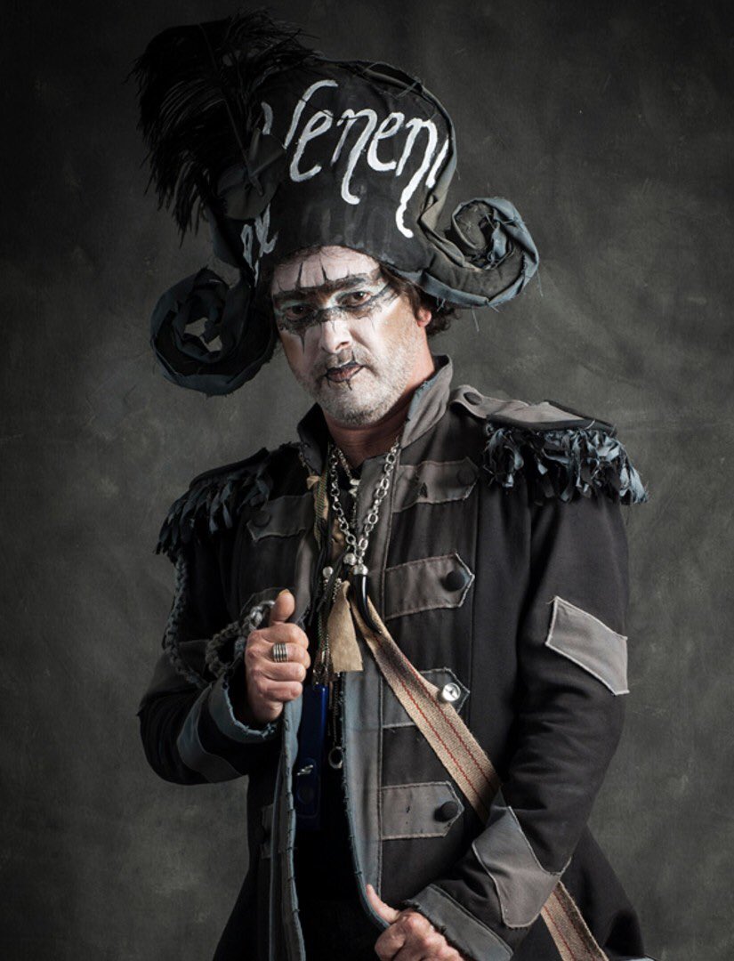 “Sea yo de verdad,
quien sepa decir adiós.
Dando gracias al mundo
Sin odio y rencor 
Y la ciudad me recuerde cantando.”🖤

#UnAñoSinTiCapitán #EternoCapitán