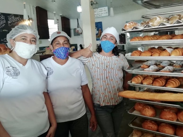 batistamiguel17's tweet photo. Los Pedasieños debemos sentirnos orgullosos, esta crisis nos ha unido, han pasado 2 meses y la solidaridad entre moradores cada día se siente más, hoy la Panadería Tia Libia donó el pan 🥖 para el snack de los pescadores de “Pesca’o pal Pueblo https://t.co/ET8vTr2MZd