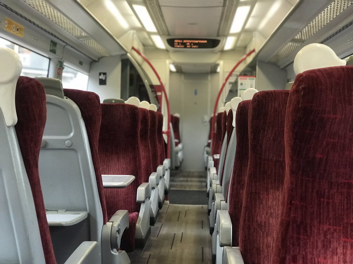 Sunny2388's tweet photo. How empty the train now 😂 https://t.co/Hawtrt6IAg