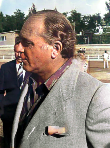 nostalgiafutbo4's tweet photo. Alfredo Di Stéfano,  presentado como entrenador del Rayo Vallecano. Verano de 1975. https://t.co/CHVAuC0w6Z