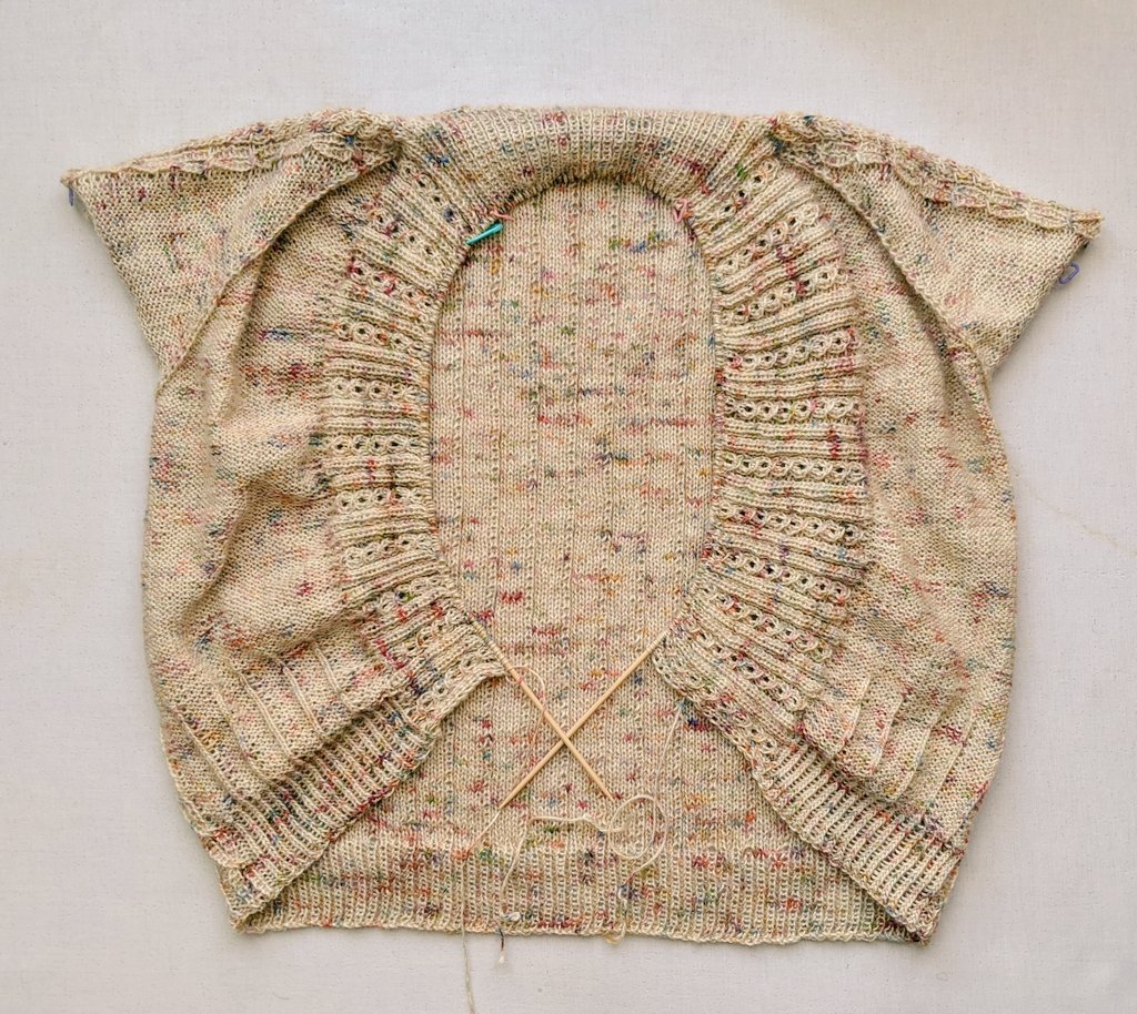 aochan335's tweet photo. #baycardigan
常に変化があって楽しい🎶前立て編み中。
#アシンメトリーなプルオーバー
ひたすらメリヤス編み…なので、子ども見ながら編むのにいいみたい(笑)
片方に疲れたらもう片方編む、みたいなことしてます。
着るの楽しみ〜♥
#編み物 #毛糸だま #yamagara #michiyoknit https://t.co/ah2SZ9MEQb