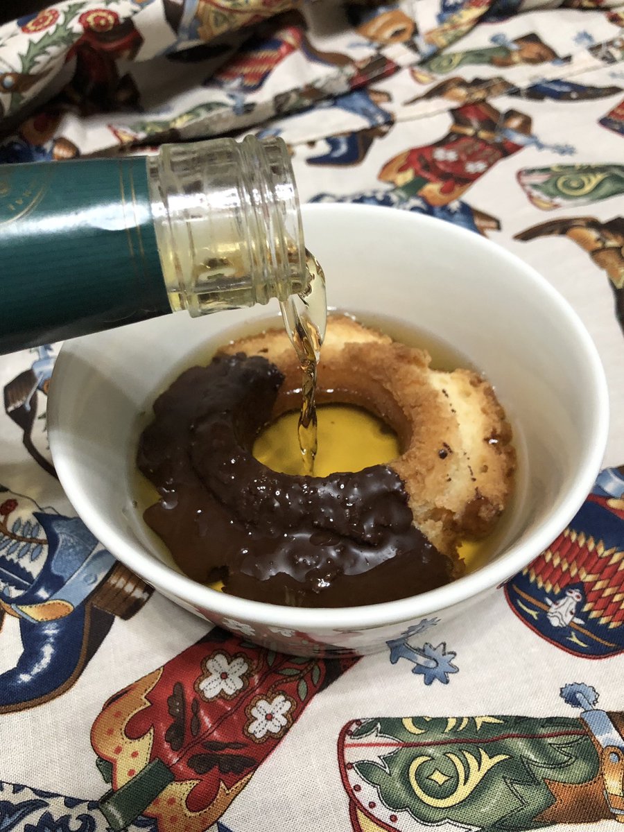 えとうま ひろし On Twitter 見た目と違って危険な食べ物 サバランみたいな感じになると思っていた バーボンを入れ過ぎた ドーナツもアイスクリームも好きだし チョコレートをつまみにウイスキーを飲むのも好きだから 美味しくなると思っていた スプーン一杯
