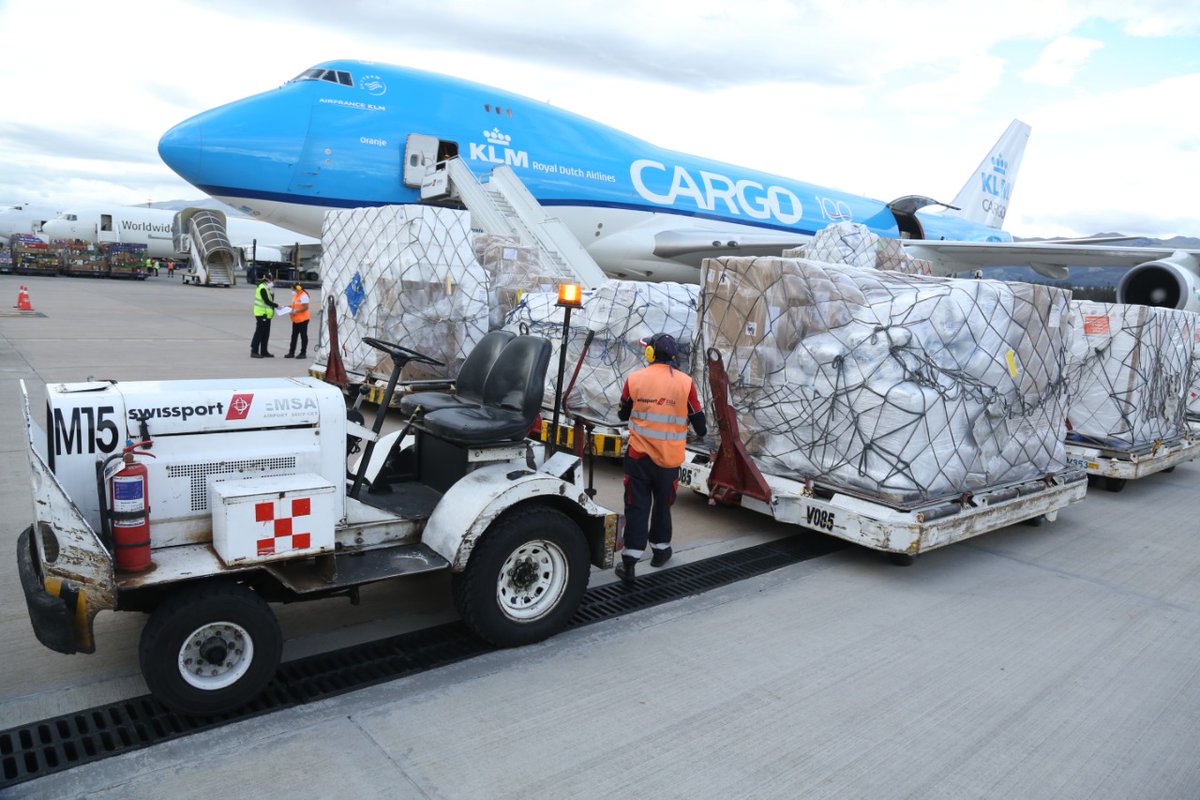 Salud_Ec's tweet photo. ¡Sábado de buenas noticias!
Las acciones para enfrentar la emergencia sanitaria #Covid19 tienen resultados que beneficiarán a la población ecuatoriana. Llegaron 430 mil pruebas rápidas de anticuerpos para confirmar casos de Covid_19 a escala nacional. @Lenin @DrJuanCZevallos https://t.co/BzN9Gx4XOf