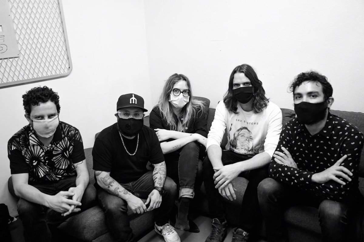 Listos para el concierto a distancia esta noche. 
Ojalá nos puedan acompañar. 
#EnCasaConHelloSeahorse
helloseahorse.com 📸 <a href="/tonytherobot/">erich bouccan</a>