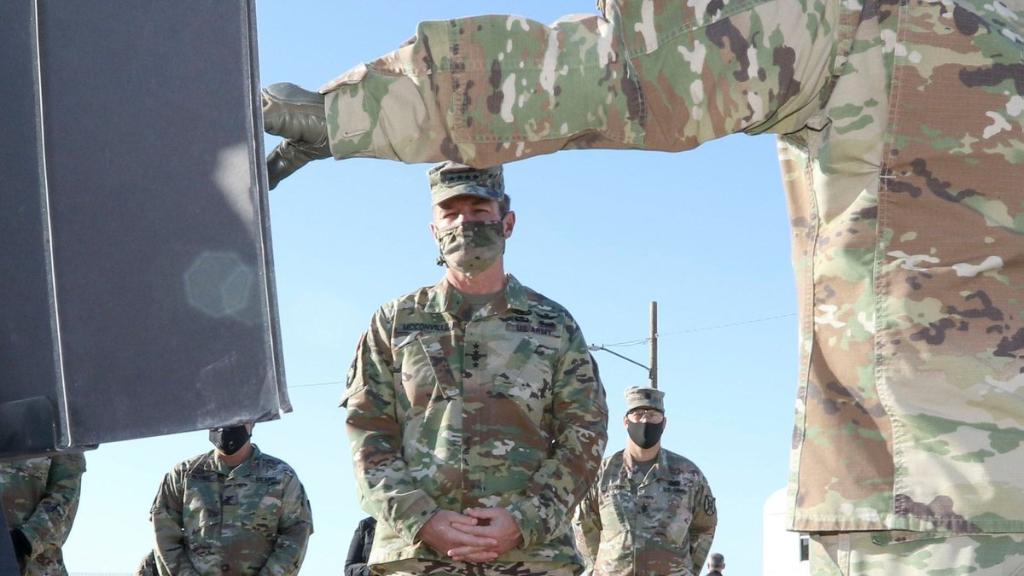 SecArmy's tweet photo. #ReadyNow💪 - @USArmy's @ArmyChiefStaff and @16thSma view preparations for upcoming #ArmyTraining rotations while practicing #COVID19 #SocialDistancing😷  meeting with #USArmy #Soldiers at #FortIrwin, Calif. https://t.co/njkuMYnPbI