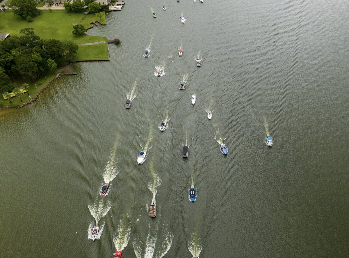 DJTChooChooBaby's tweet photo. @Tbrd180 @SenTedCruz @realDonaldTrump @FoxNews @DonaldJTrumpJr @RepKevinBrady Texans for Trump on Lake Conroe today! Conroe, TX loves their President!!! https://t.co/um4l9liEWV