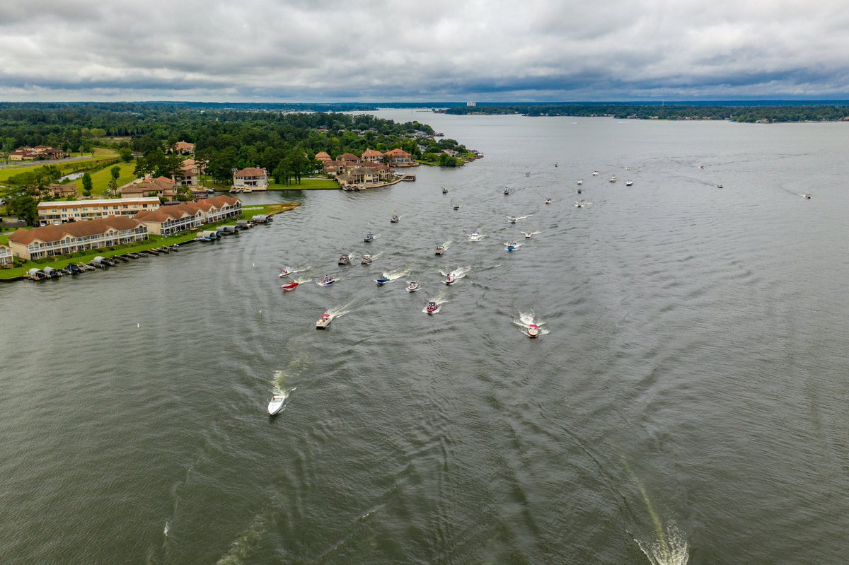 DJTChooChooBaby's tweet photo. @Tbrd180 @SenTedCruz @realDonaldTrump @FoxNews @DonaldJTrumpJr @RepKevinBrady Texans for Trump on Lake Conroe today! Conroe, TX loves their President!!! https://t.co/um4l9liEWV