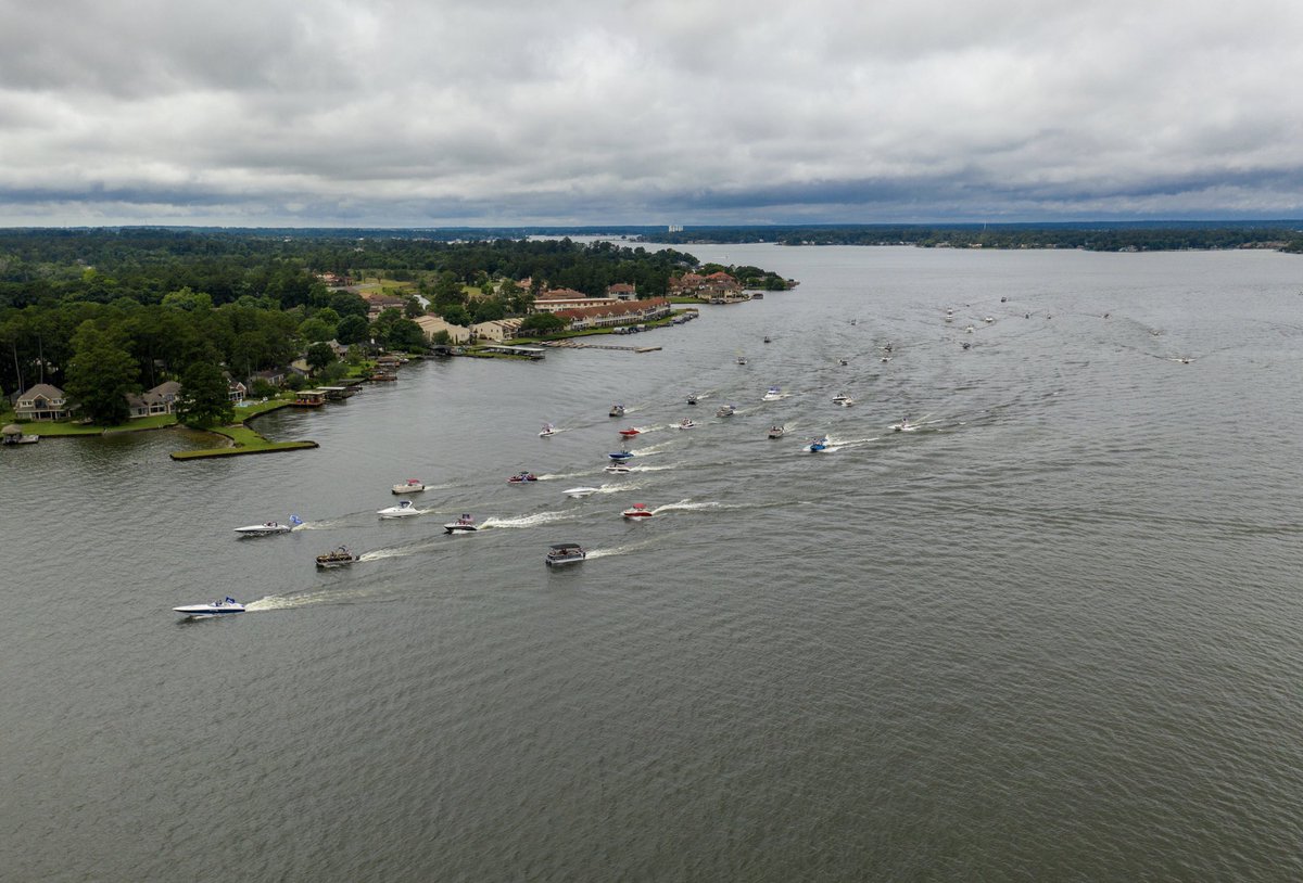 DJTChooChooBaby's tweet photo. @Tbrd180 @SenTedCruz @realDonaldTrump @FoxNews @DonaldJTrumpJr @RepKevinBrady Texans for Trump on Lake Conroe today! Conroe, TX loves their President!!! https://t.co/um4l9liEWV