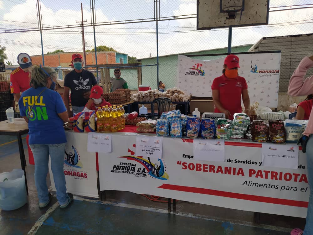 Sob_Patriota's tweet photo. #DisfruteResponsable @Sob_Patriota en alianza con el sector privado distribuyó en la modalidad "La Bodega va a tu Casa" aprox. 2 tm de alimentos para el beneficio de 500 familias del sector Las Carolinas parroquia Santa Cruz de #Maturin @NicolasMaduro @yelitzePSUV_ @LealTelleria https://t.co/N7FXiWTKuA