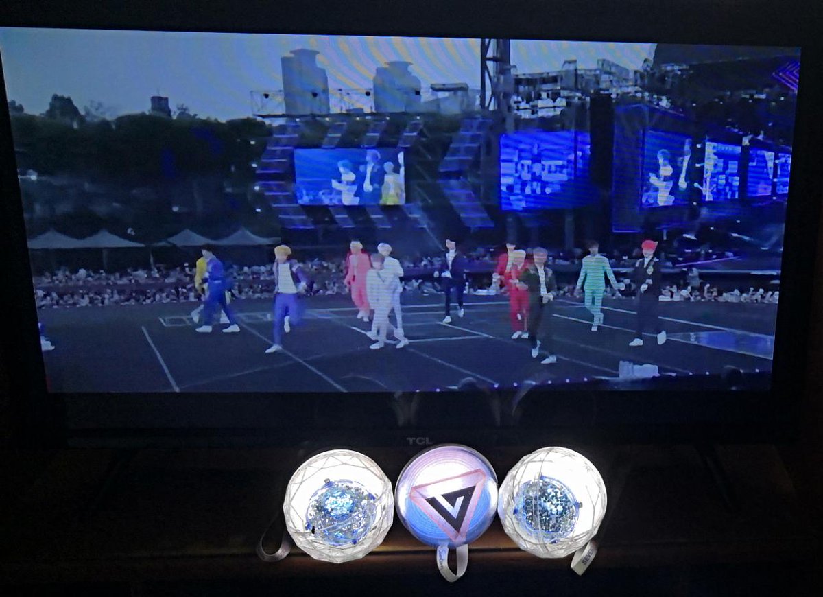 ellyhm12's tweet photo. #CaratsWorldTour 💎💜 https://t.co/WsiJuks3X6