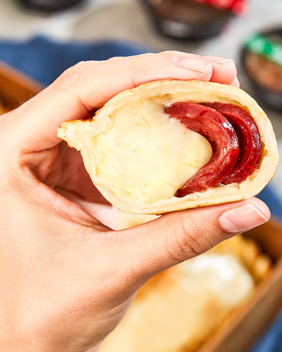 migustoar's tweet photo. ¡#Sábado para dejarse tentar y #NoCocinar en casa!
Descubrí el placer en cada bocado al probar nuestra #empanada de Calabresa.
¿Con quién compartirías esta delicia?
¡Pedí por #delivery que te llevamos #EmpanadasDeVerdad! https://t.co/UTtR4clY9X