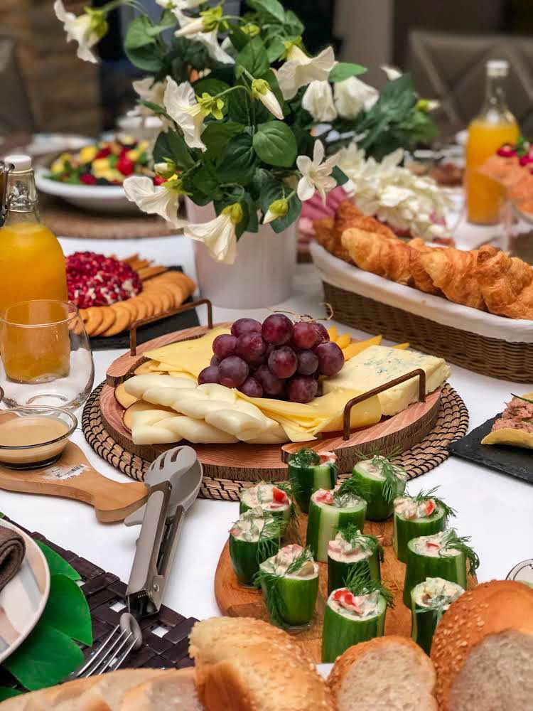 Rubasinpi's tweet photo. بما إن خلصت فقرة حلويات العيد الان فقرة فطور صباح العيد غششوني وش بتسون ؟ 
هذا فطور العام 🍓🥖🍞🧈🥞🥐🧀 https://t.co/5gCBMnFvQA