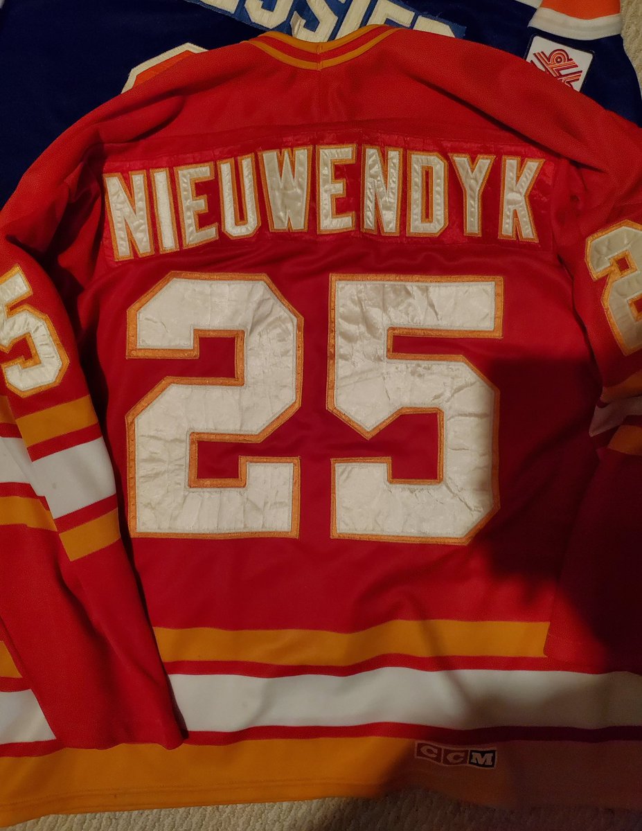 Beauty score today at the #YEG Old Strathcona <a href="/EdmAntiqueMall/">Old S. Antique Mall</a>. Or as I like to call it the Mantique Mall. One of my favorite places in the city

Joe Nieuwendyk #Flames <a href="/NHLFlames/">Calgary Flames</a> CCM