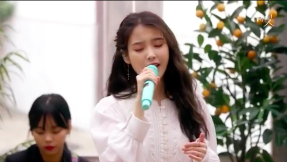 WORLDMUSICAWARD's tweet photo. #Korean superstar #IU shares acoustic performance of #eight to celebrate Her 27th Birthday and reaching 3 million suscribers on youTube after making 2 more donations towards #COVID19 relief! 👩‍🎤🎤🎶🍃2️⃣7️⃣🎂🍾🎁🎉3️⃣Ⓜ️✨💰😷 🌟👑 
@_IUofficial 
https://t.co/w7nxKaaHg4 https://t.co/hP9oo6CQ3k