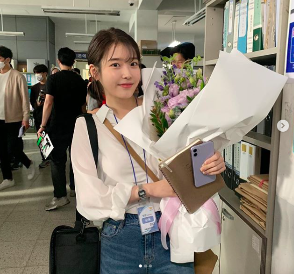WORLDMUSICAWARD's tweet photo. #Korean superstar #IU shares acoustic performance of #eight to celebrate Her 27th Birthday and reaching 3 million suscribers on youTube after making 2 more donations towards #COVID19 relief! 👩‍🎤🎤🎶🍃2️⃣7️⃣🎂🍾🎁🎉3️⃣Ⓜ️✨💰😷 🌟👑 
@_IUofficial 
https://t.co/w7nxKaaHg4 https://t.co/hP9oo6CQ3k